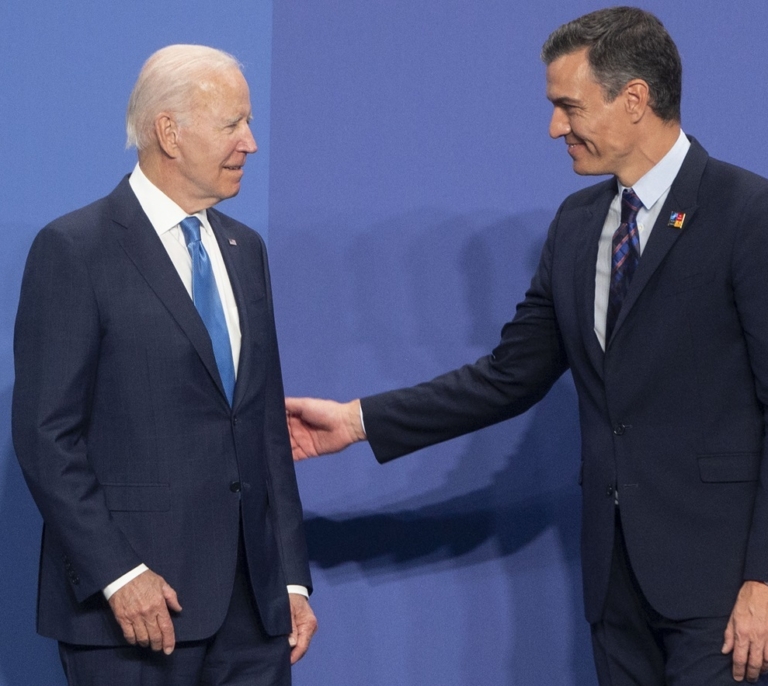 Sánchez gana a Biden y a Trump