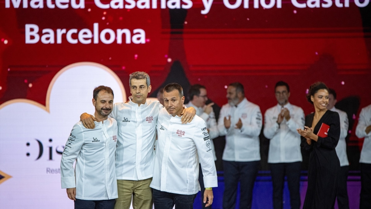 Los cocineros Eduard Xatruch, Oriol Castro y Mateu Casañas, chefs del restaurante Disfrutar (Barcelona)