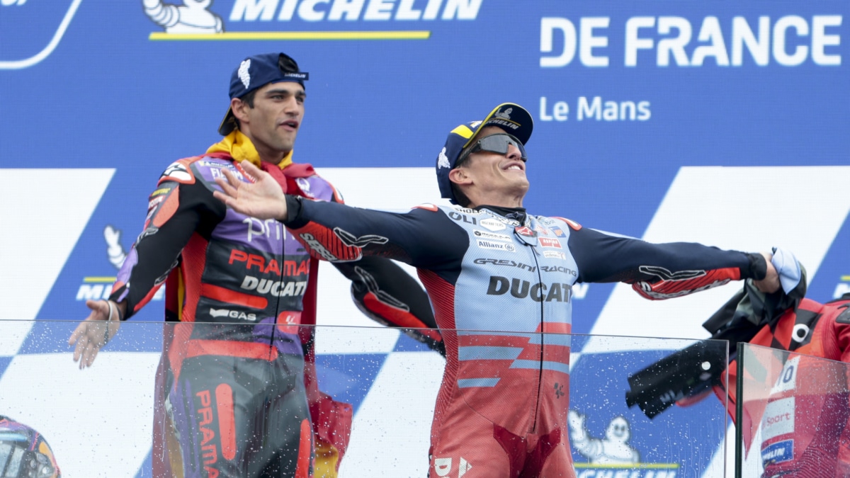 Jorge Martín (I) y Marc Márquez (D) comparten celebración en el podio