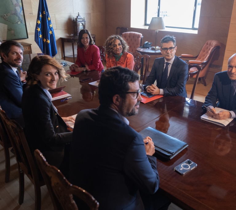 Sumar asegura que pactó con el PSOE la creación de una comisión de "expertos" para el control de la prensa