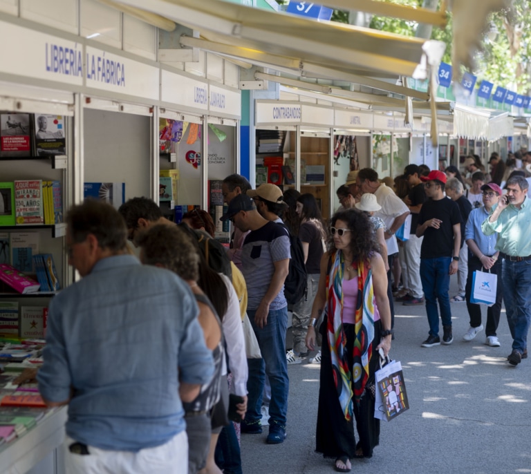 Fans, política y fútbol en una Feria del Libro a reventar