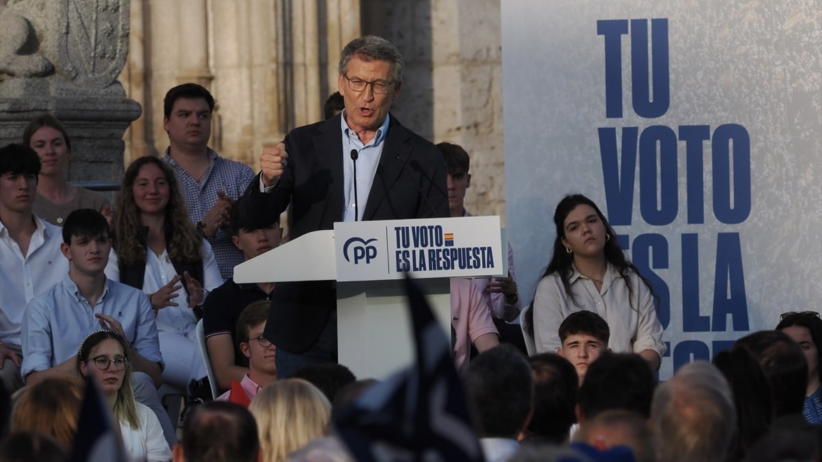 El presidente del PP, Alberto Núñez Feijóo, durante un acto de campaña en Valladolid