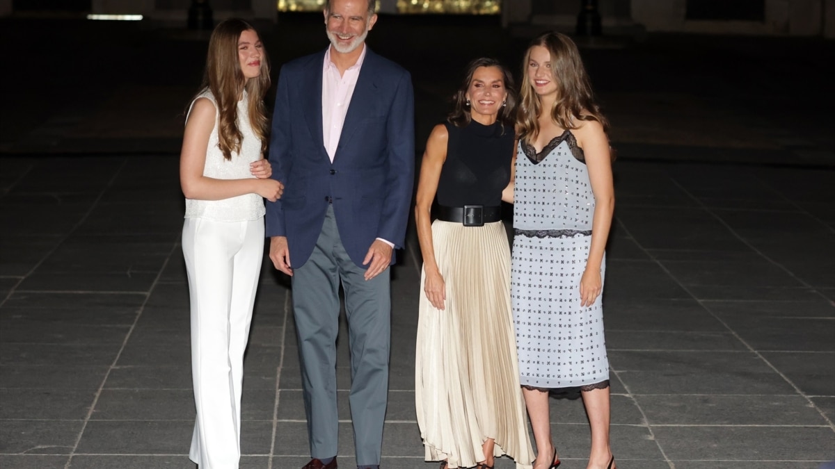 Los reyes Felipe y Letizia, junto a sus hijas, Leonor y Sofía, saludan al público antes de la proyección de un videomapping por el X aniversario de la proclamación del Rey en la fachada del Palacio Real de Madrid.