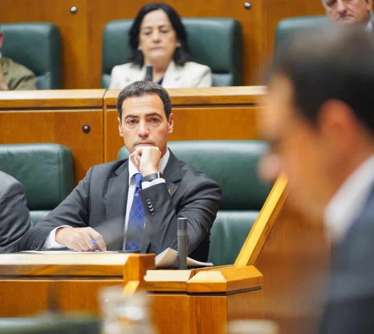 Pradales apela a un nuevo estatuto y relación con España en su investidura: "Es hora de ser valientes y dar el paso"