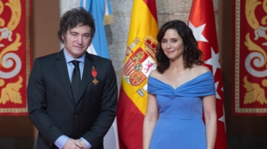 El PSOE estudia la forma de recurrir la medalla que Ayuso entregó a Milei