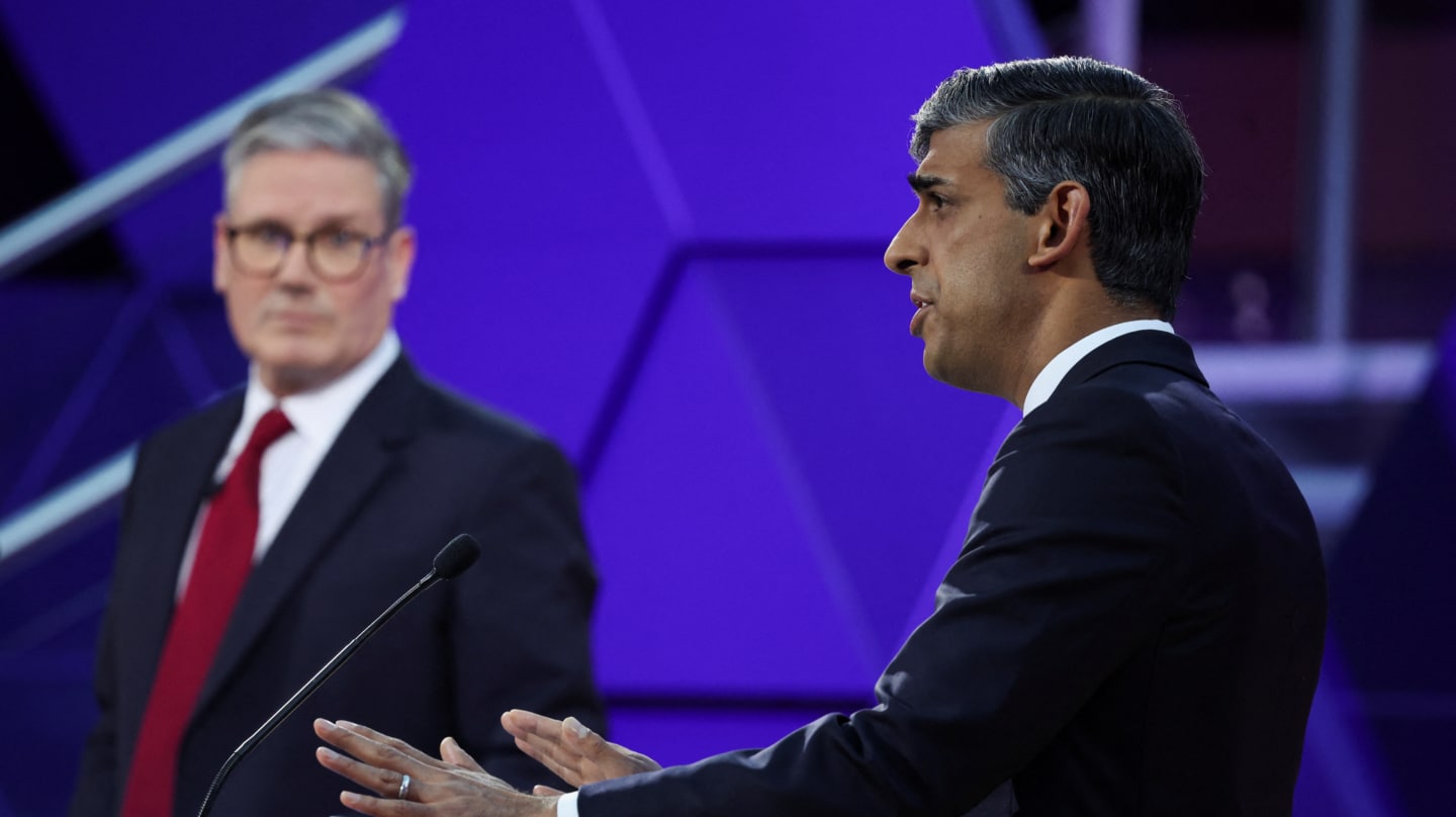 Rishi Sunak, dcha, primer ministro británico, y el líder laborista, Keir Starmer, en el debate en l aBBC