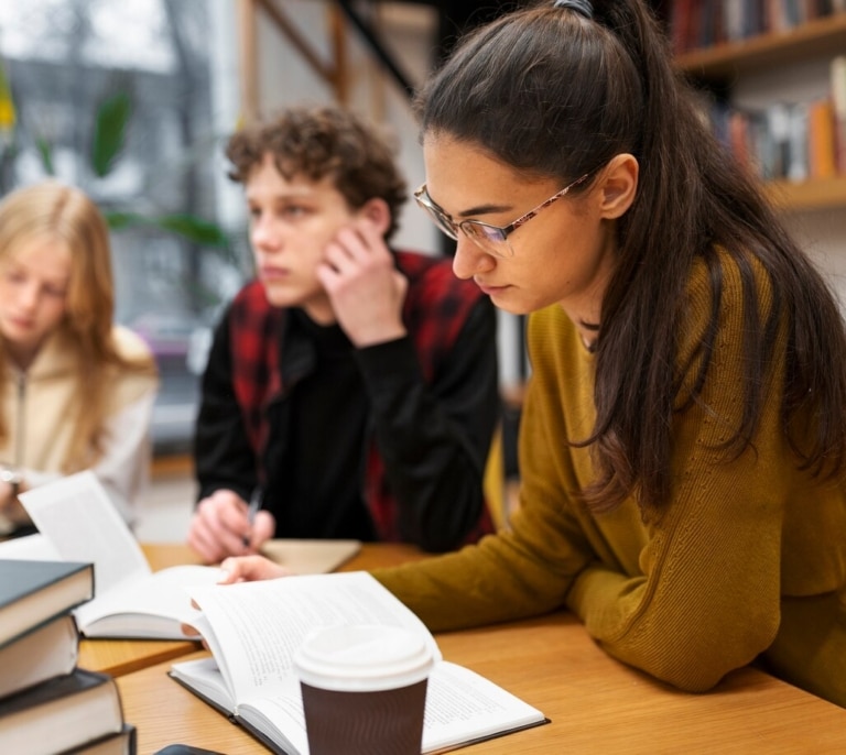 Banco Santander avanza en su apuesta por la educación y el talento con un modelo de becas y ayudas más universal