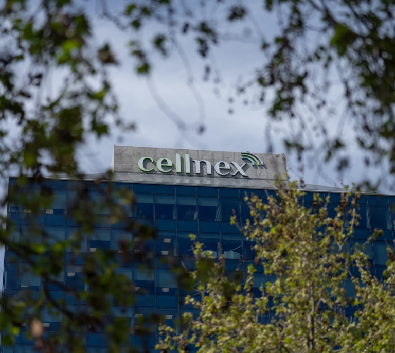 Criteria vende casi la totalidad de su 3% en Cellnex