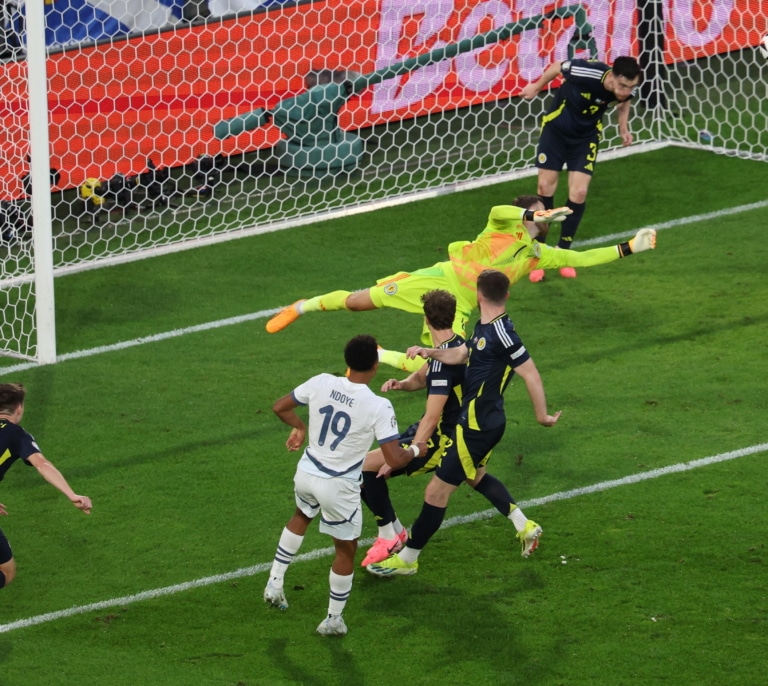 Escocia y Suiza empatan a energía, emoción y poco fútbol