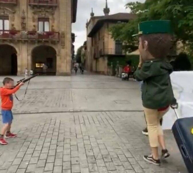 La vida de un guardia civil en Oñate: "No nos alquilan casas, los niños tienen que ir a colegios privados"