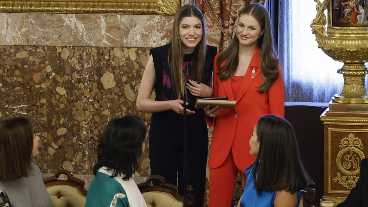 Sofía y Leonor pronuncian un brindis en honor de sus padres ante la mirada de Francina Armengol, Carmen Calvo y su madre, la reina Letizia.