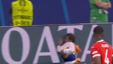 El brutal golpe de Griezmann contra la valla publicitaria que dejó al futbolista ensangrentado