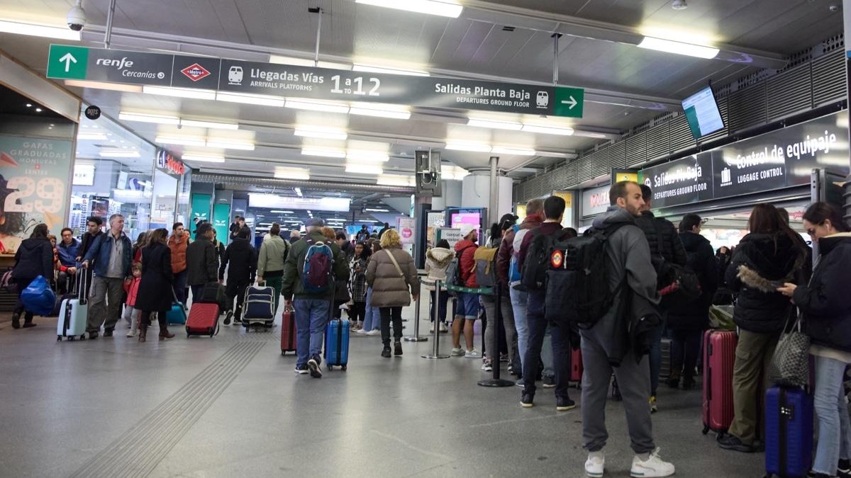 Un grupo de personas con maletas en una de las instalaciones de Atocha con motivo de la segunda fase de la operación Salida por Semana Santa en la Estación de Atocha