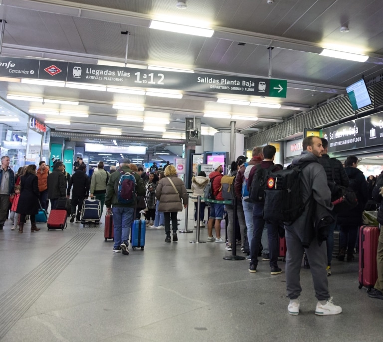 Nuevos retrasos en la salida de trenes colapsan Atocha