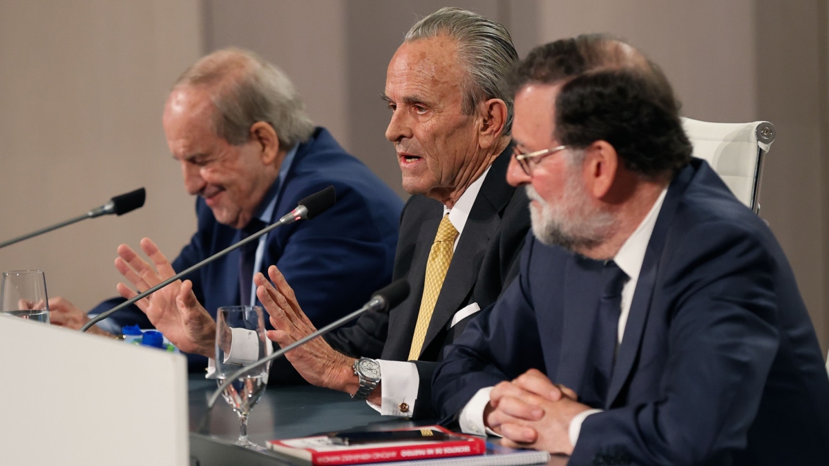 El expresidente del Gobierno Mariano Rajoy (d) y el periodista José María García (i) durante la presentación del libro 'Secretos de mi partido', del expresidente de Alianza Popular Antonio Hernández Mancha (c)