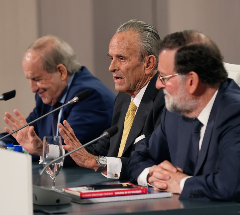 Hernández Mancha y el arcoíris de hombres grises