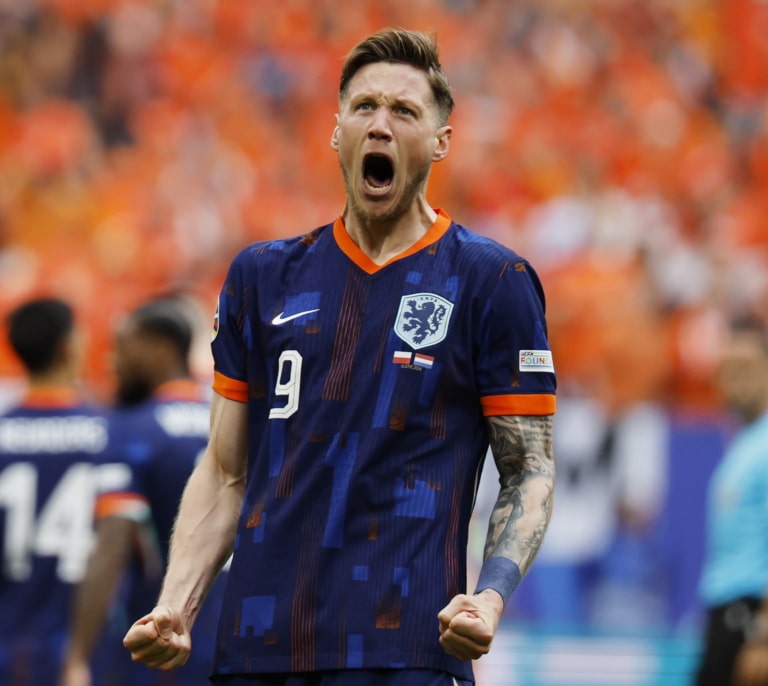 Holanda acaba con la resistencia de Polonia con un gol del enemigo de Messi