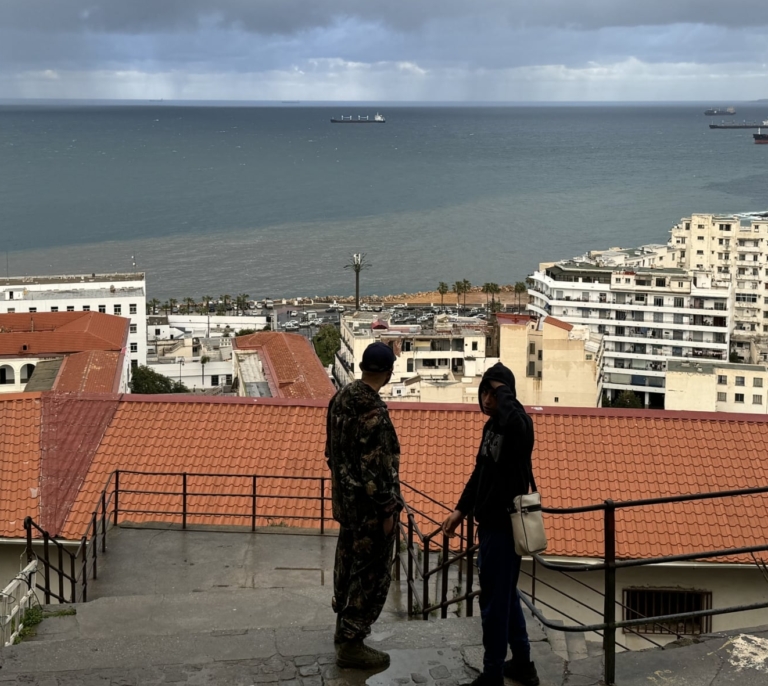 Argelia mantendrá las restricciones al comercio español y argumenta que está apostando por la industria local