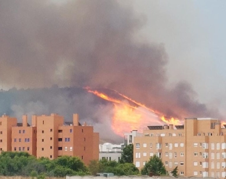 Un importante incendio forestal arrasa el Cerro del Viso en Madrid