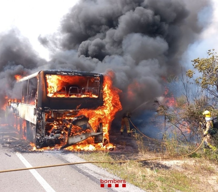 Un incendio provocado por un autobús obliga a evacuar un camping y afecta al AVE en Tarragona