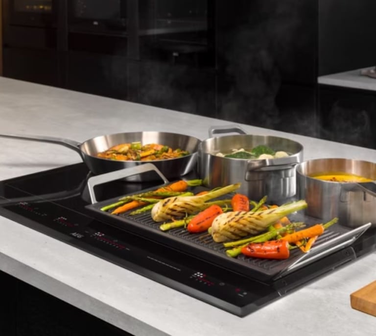 AEG rebaja más de 400€ su placa de inducción más viral del momento