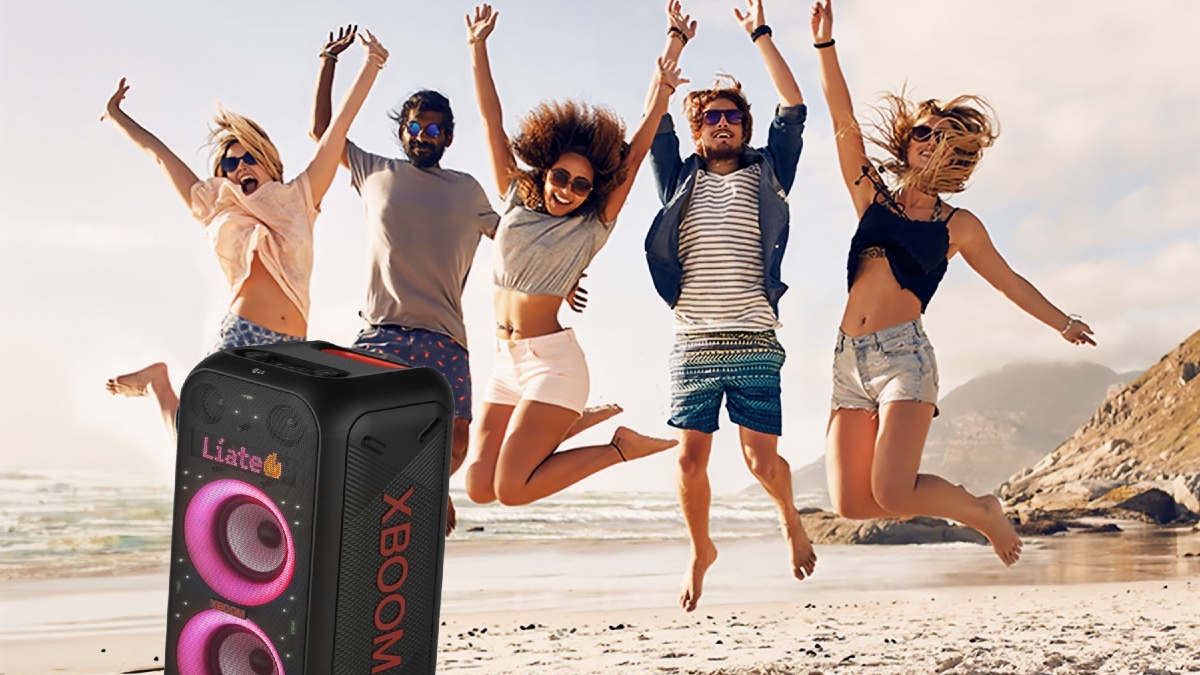 Grupo de jóvenes saltando en una playa junto a un altavoz LG