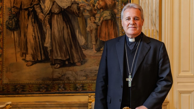 Imagen de archivo del arzobispo de Burgos, Mario Iceta, en una entrevista con EFE