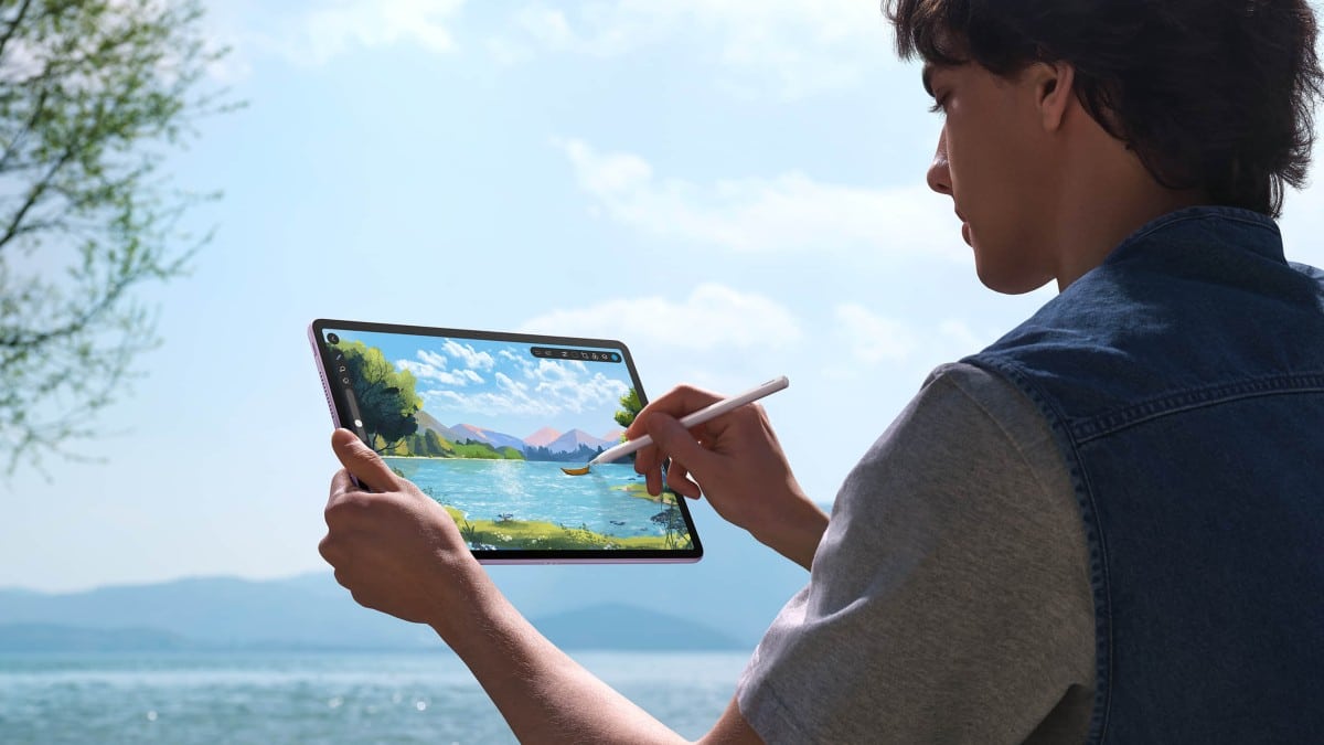 Hombre usando la tablet MatePad de HUAWEI