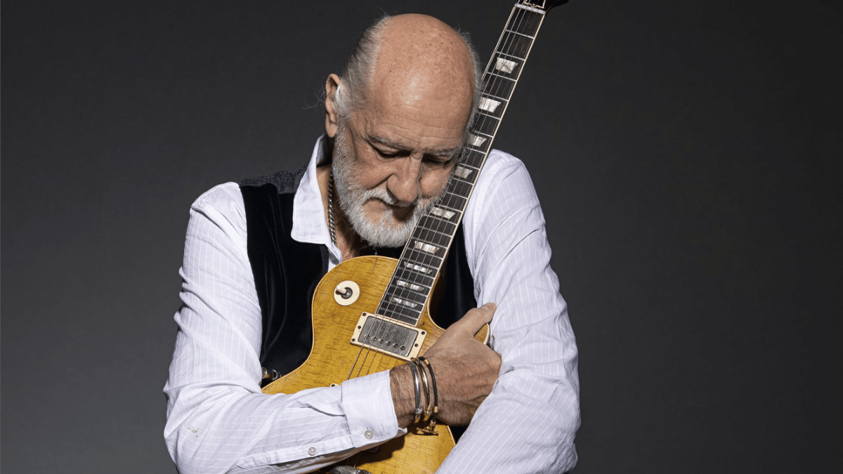 Mick Fleetwood abrazado a la guitarra de Peter Green, su amigo y compañero fundador de Fleetwood Mac, a quien despidió en 2021 con un apoteósico tributo en forma de concierto y disco.