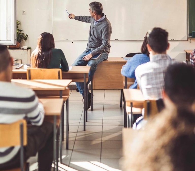 Comienzan las oposiciones para ser profesor en España: plazas, sueldos y vacaciones