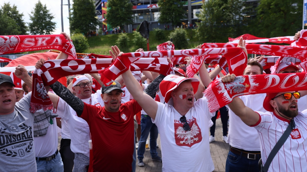Los seguidores de Polonia animan fuera del recinto antes del partido de fútbol
