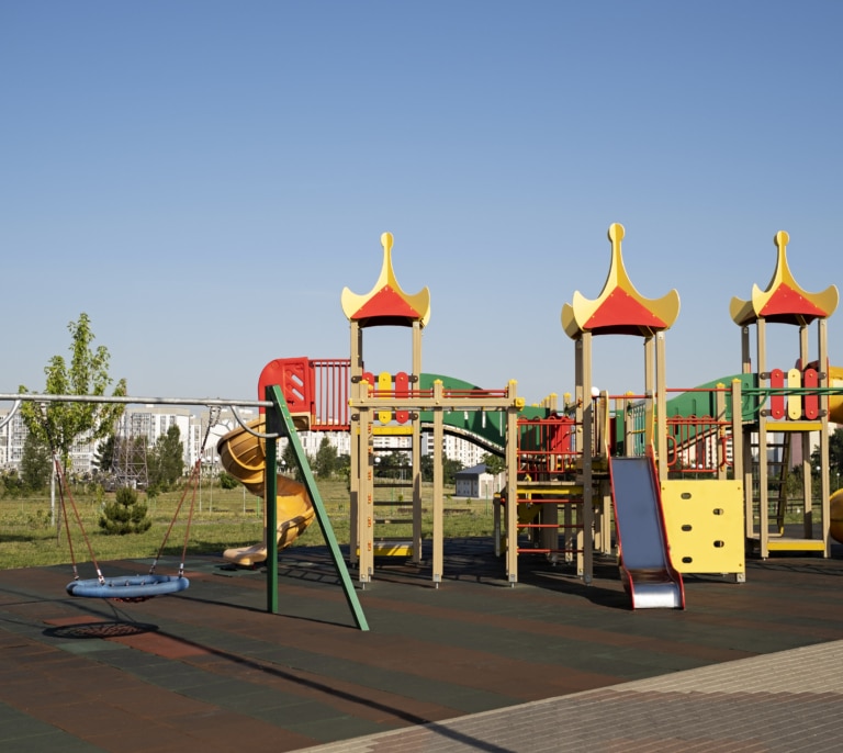 Muere un niño de 4 años tras ser herido en un área de juegos infantiles en Barcelona