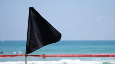 ¿Qué significa que una playa tenga bandera negra?