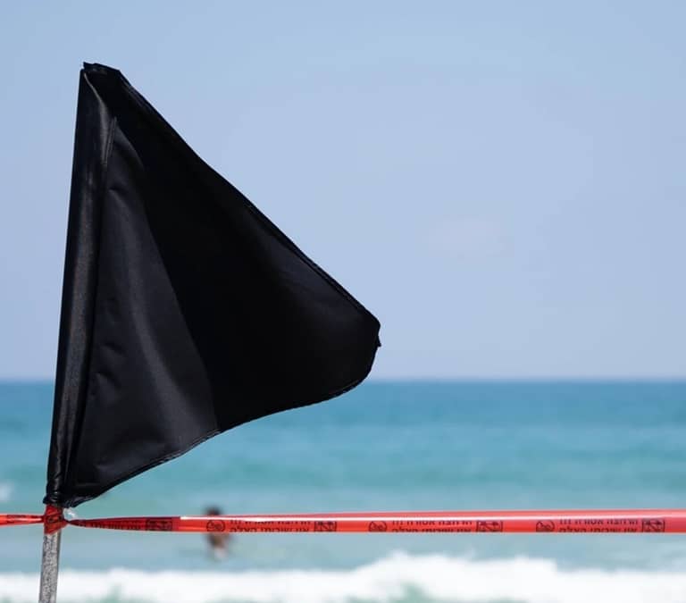 ¿Qué significa que una playa tenga bandera negra?