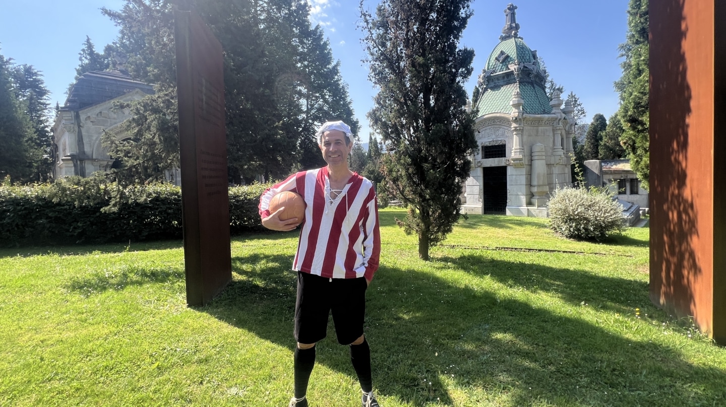 Clases de historia entre nichos y sepulturas: al cementerio con 'Pichichi'