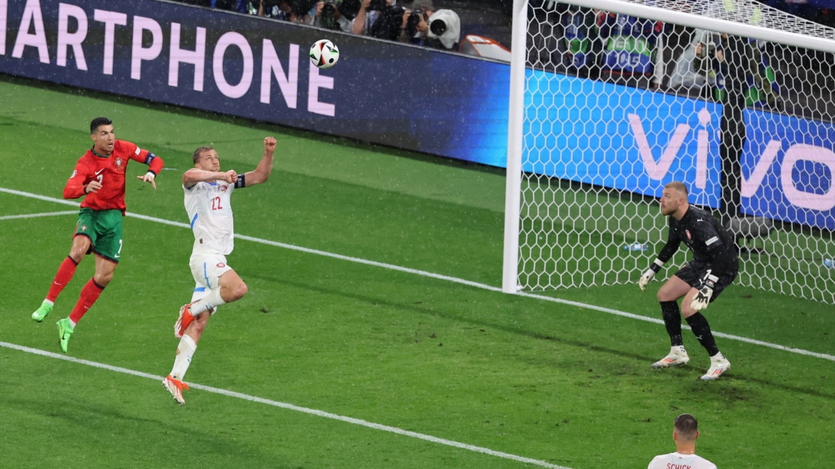 Cristiano Ronaldo busca un remate en el Portugal - República Checa