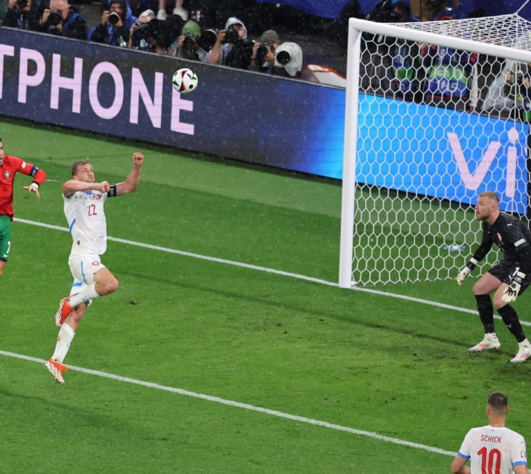 Portugal despierta a tiempo en la noche histórica de Cristiano