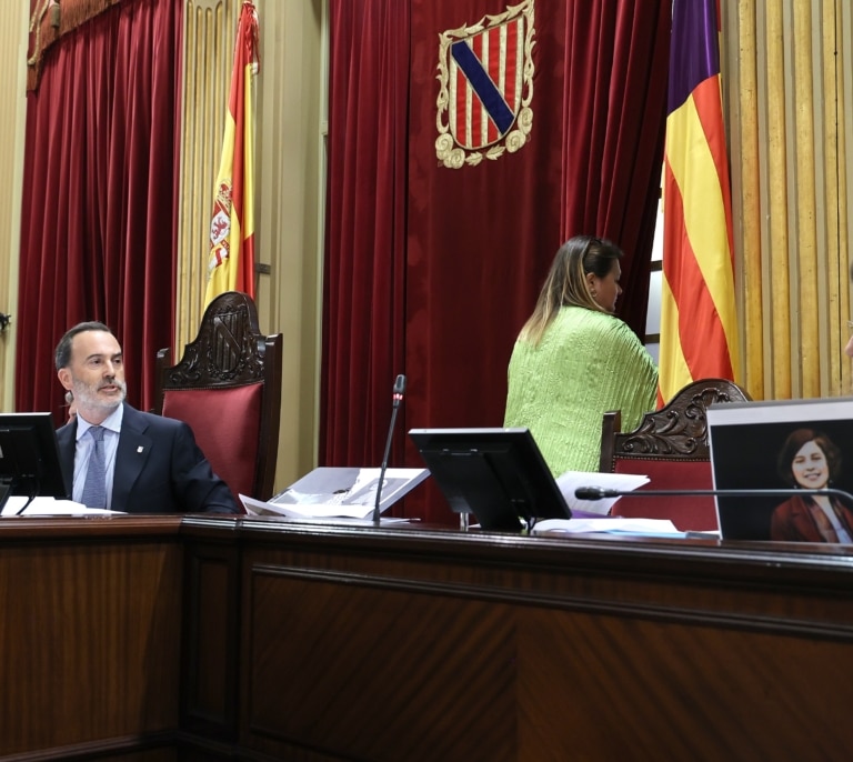 El presidente del Parlamento balear, de Vox, rompe la foto de una víctima del franquismo y expulsa a dos diputadas socialistas