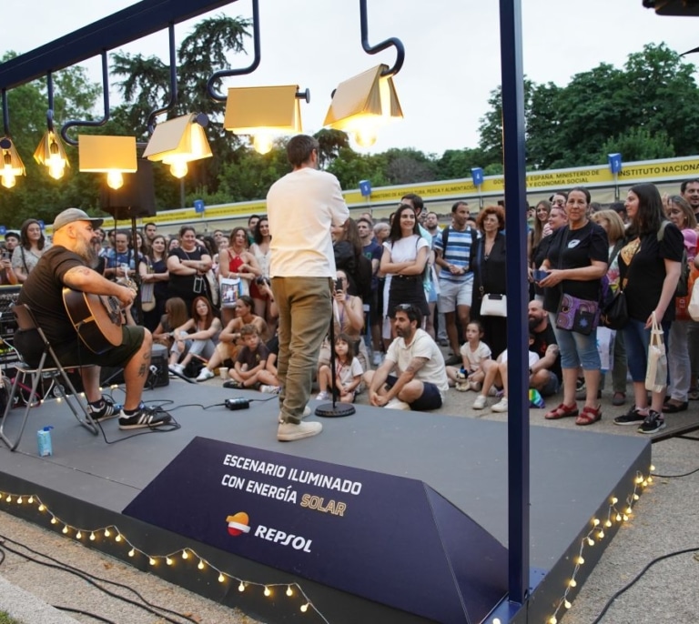 Actuación sorpresa de Rayden en 'La noche iluminada' de la Feria del Libro de Madrid