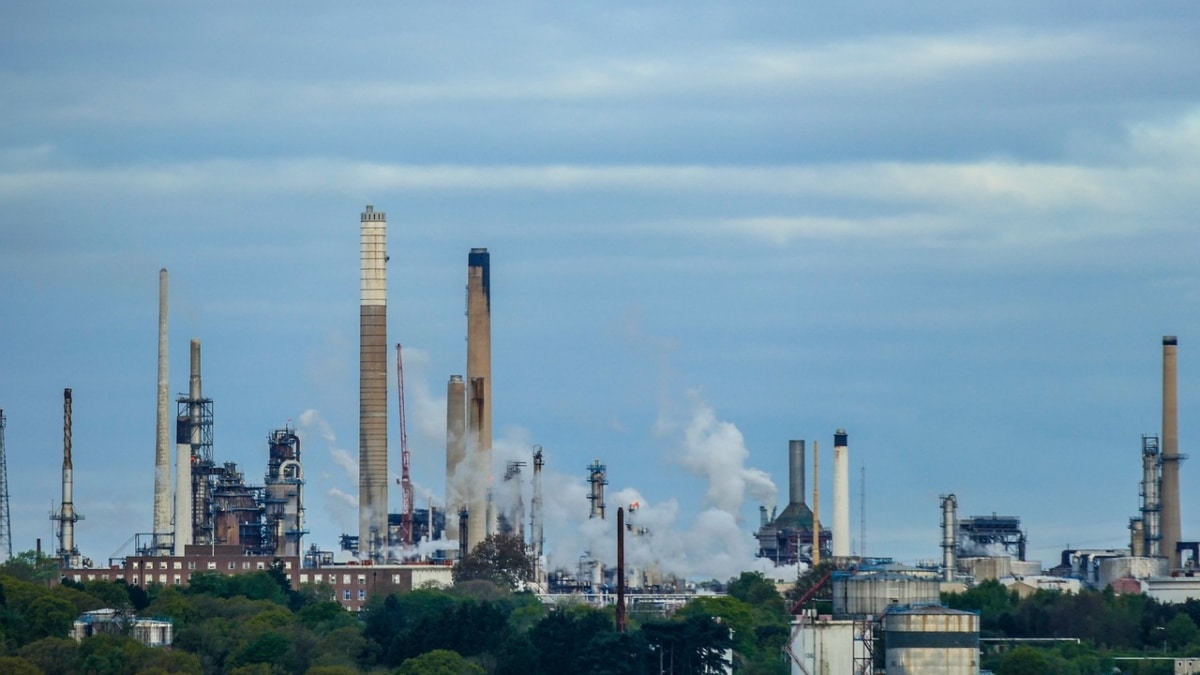 Refinería petrolera de combustibles fósiles
