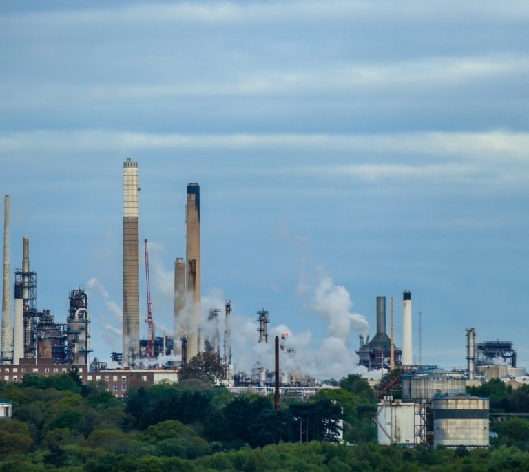 Una refinería estratégica de la región rusa de Krasnodar sufre los ataques de Ucrania