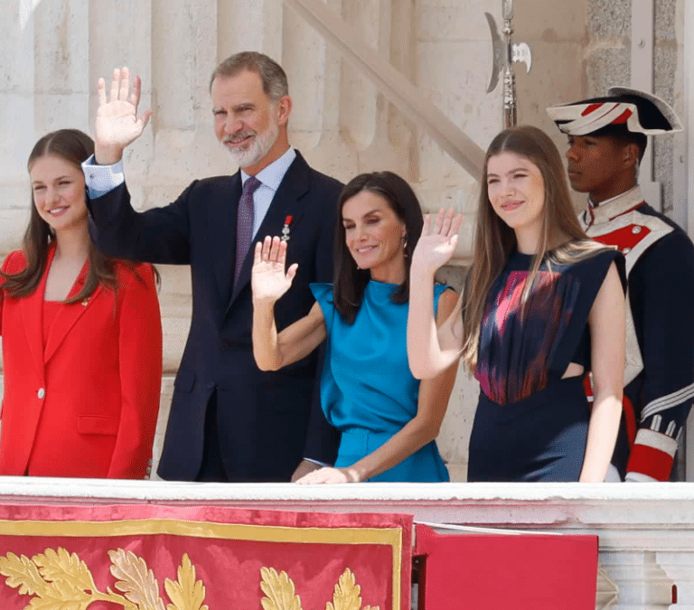 La familia real se asoma por primera vez al balcón principal del Palacio de Oriente