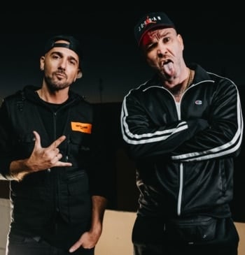 Pedro Sánchez se 'arrima' al rap y condecora a SFDK