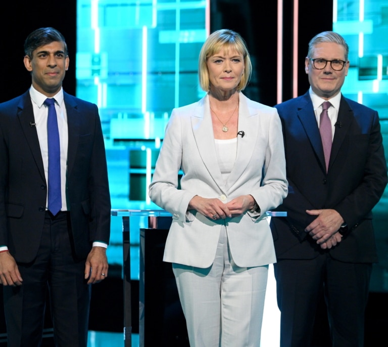 El premier británico retrata al laborista Starmer como un líder "incierto" que subirá impuestos en su primer debate electoral
