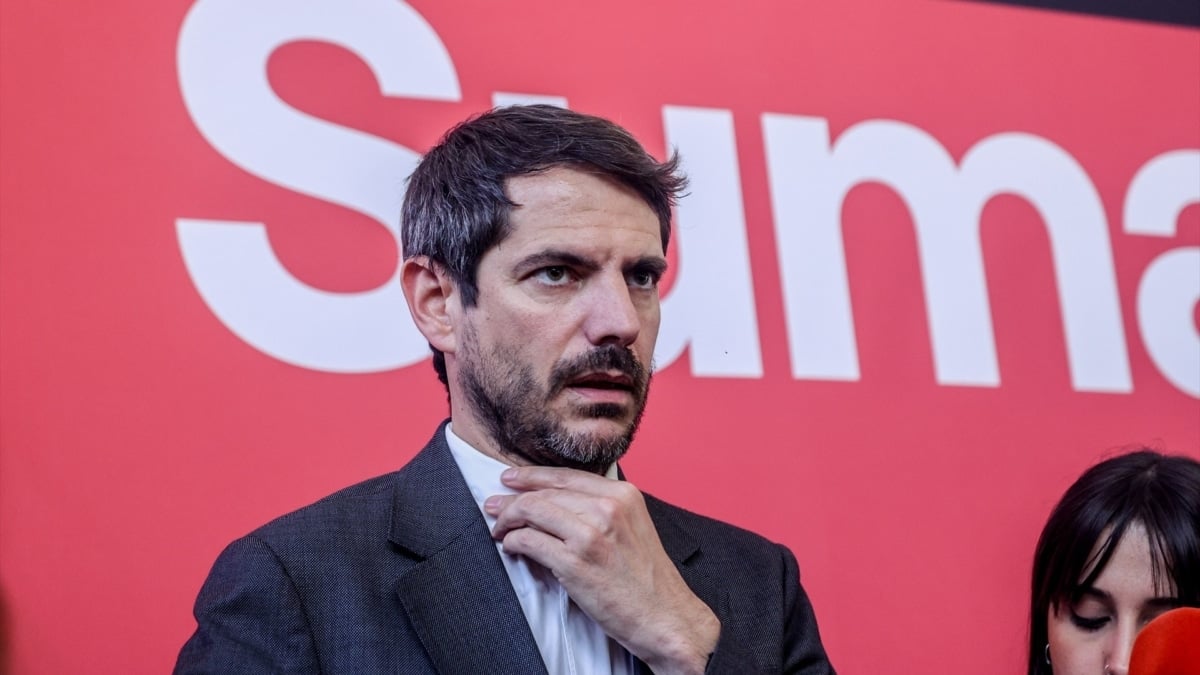 El portavoz de Sumar y ministro de Cultura, Ernest Urtasun, atiende a los medios de comunicación a su llegada a la reunión del Grupo Coordinador de Sumar, en el Espacio Rastro, este jueves en Madrid
