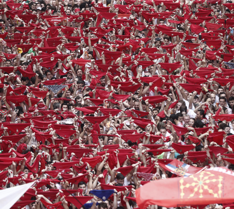 La fiesta estalla en Pamplona: ¡Gora San Fermín, viva San Fermín!
