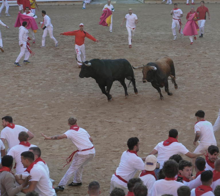 Máxima tensión con dos toros sueltos en el ruedo en el primer encierro de los Sanfermines