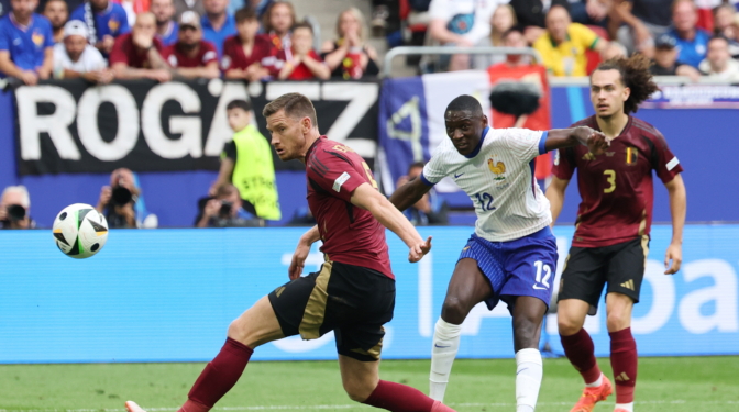 Un rebote mete a una Francia ramplona en los cuartos de la Eurocopa