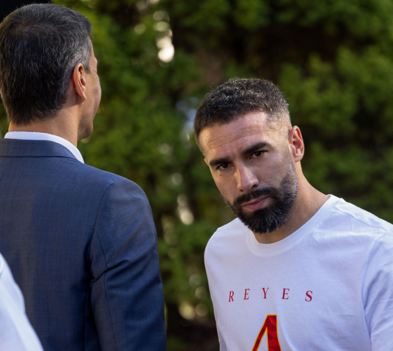 El gesto de Carvajal al darle la mano a Pedro Sánchez que ya es viral: "Me representa"