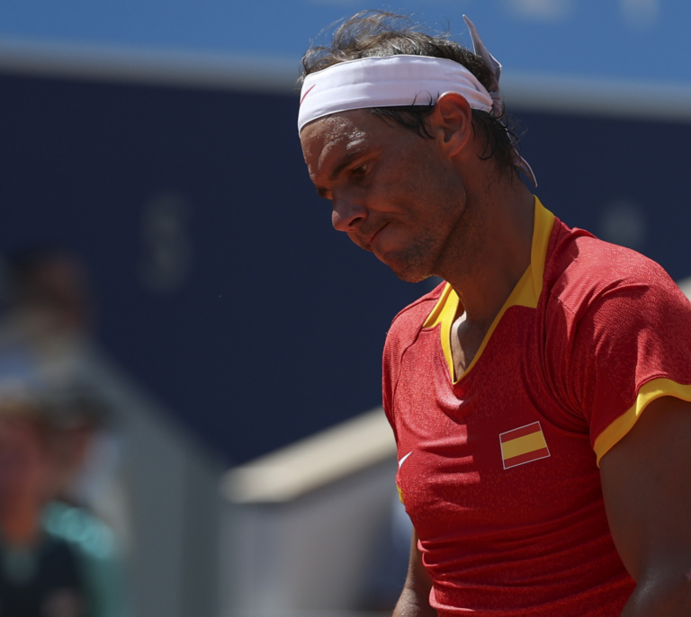 Djokovic devuelve a la tierra a Nadal y le obliga a soñar con el dobles